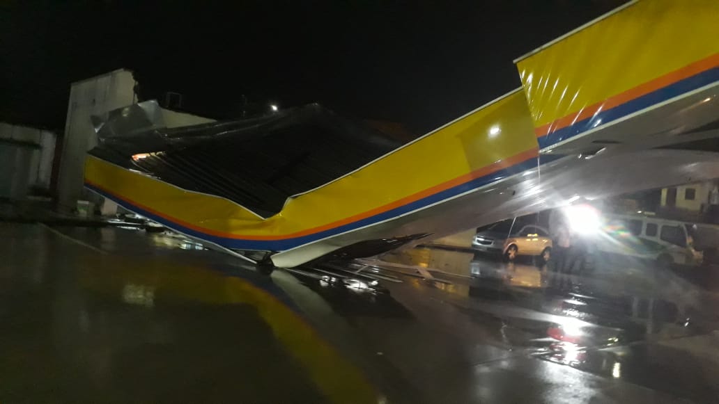 Cobertura de posto de gasolina desaba e v&aacute;rias ruas ficam alagadas com temporal. Veja v&iacute;deos