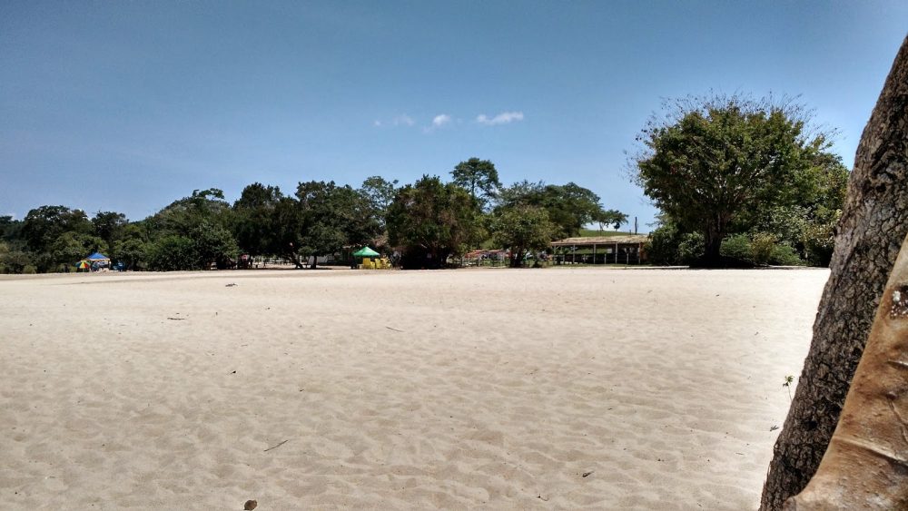 Criança de 6 anos desaparece nas águas na Praia do Japonês; bombeiros fazem buscas Criança de 6 anos desaparece nas águas na Praia do Japonês; bombeiros fazem buscas
