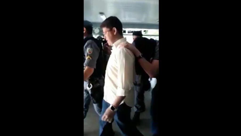 PM com sinais de embriaguez, surta, saca arma e atira em três pessoas em bar PM com sinais de embriaguez, surta, saca arma e atira em três pessoas em bar