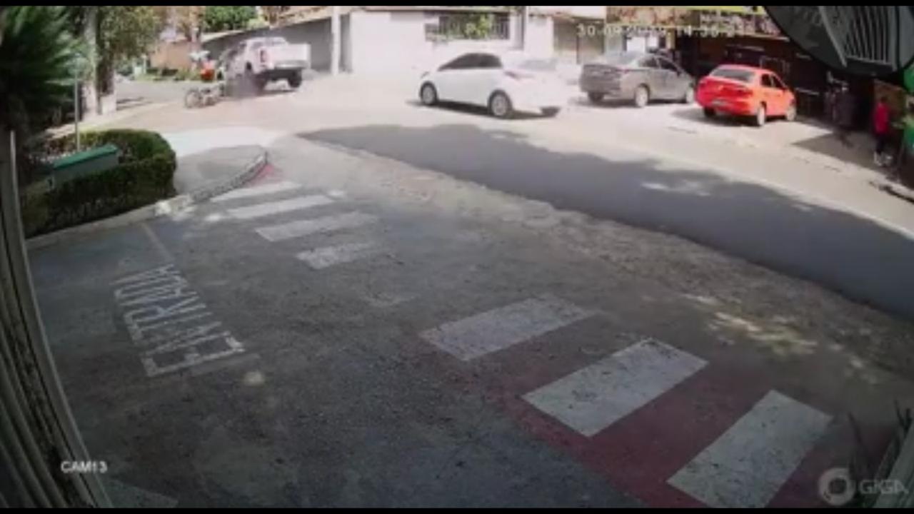 VELOCIDADE Colisão entre picape e moto deixa homem morto no Parque 10. Veja vídeo VELOCIDADE Colisão entre picape e moto deixa homem morto no Parque 10. Veja vídeo