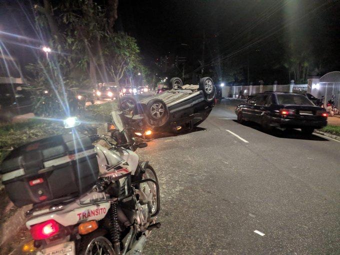 Grave capotamento deixa dois feridos na Ephig&ecirc;nio Sales