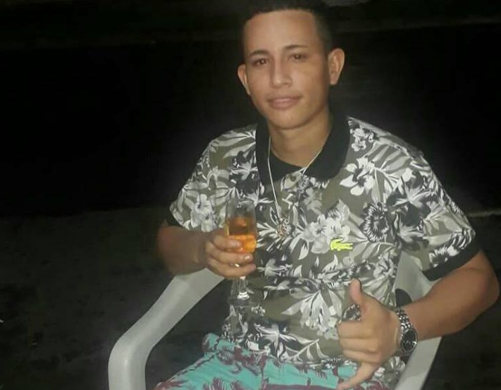 Polícia divulga foto de homem procurado por latrocínio de servente Polícia divulga foto de homem procurado por latrocínio de servente
