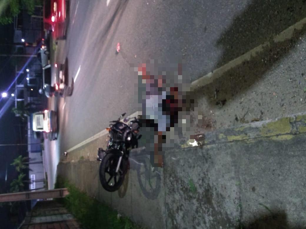 Motociclista perde controle, bate de frente com muro e morre na avenida das Torres Motociclista perde controle, bate de frente com muro e morre na avenida das Torres