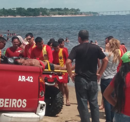 Banhista &eacute; resgatado ao se afogar na praia da Ponta Negra