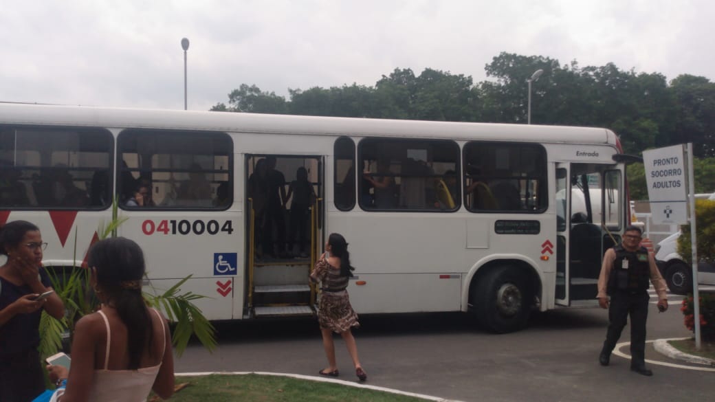 Mulher leva tiro no rosto durante assalto a ônibus na zona Norte Mulher leva tiro no rosto durante assalto a ônibus na zona Norte