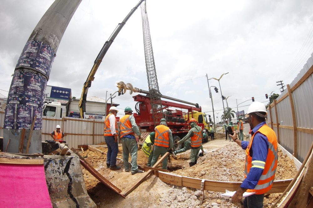 Obra do complexo viário do Manoa avança com instalação de pilares Obra do complexo viário do Manoa avança com instalação de pilares