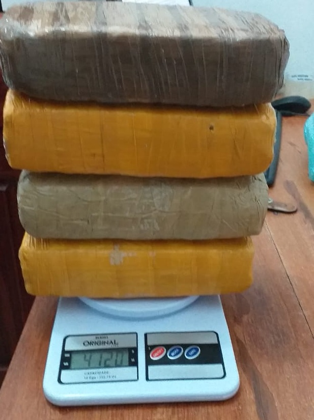 4kg de skunk s&atilde;o apreendidos em saca de farinha dentro de barco em Juta&iacute;