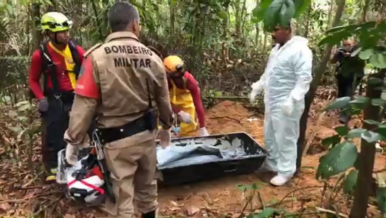 Cadela ajuda a encontrar corpo em cova de 2m no Monte Horebe Cadela ajuda a encontrar corpo em cova de 2m no Monte Horebe