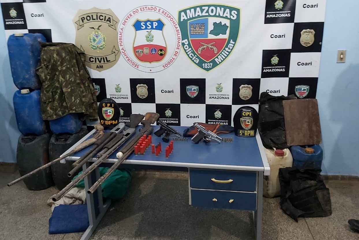 Arsenal de armas é apreendido em base de 'piratas do rio' em Coari Arsenal de armas é apreendido em base de 'piratas do rio' em Coari