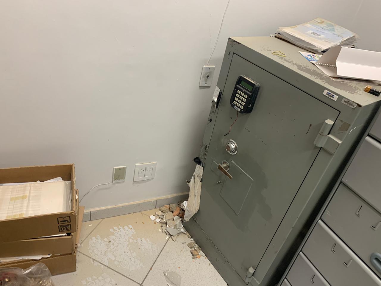 Após quebrar muro, bandidos furtam cofre de agência bancária na Cachoeirinha Após quebrar muro, bandidos furtam cofre de agência bancária na Cachoeirinha