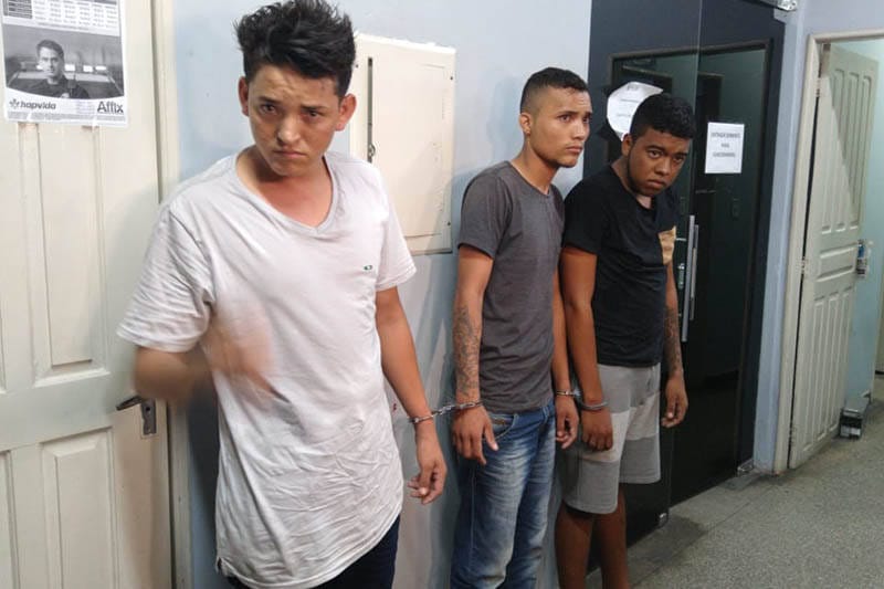 Trio é detido acusado de fazer arrastões em uma Kombi no Manoa Trio é detido acusado de fazer arrastões em uma Kombi no Manoa