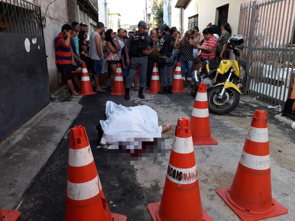 Professor é morto a tiros na Compensa em possível latrocínio; beco é área vermelha Professor é morto a tiros na Compensa em possível latrocínio; beco é área vermelha