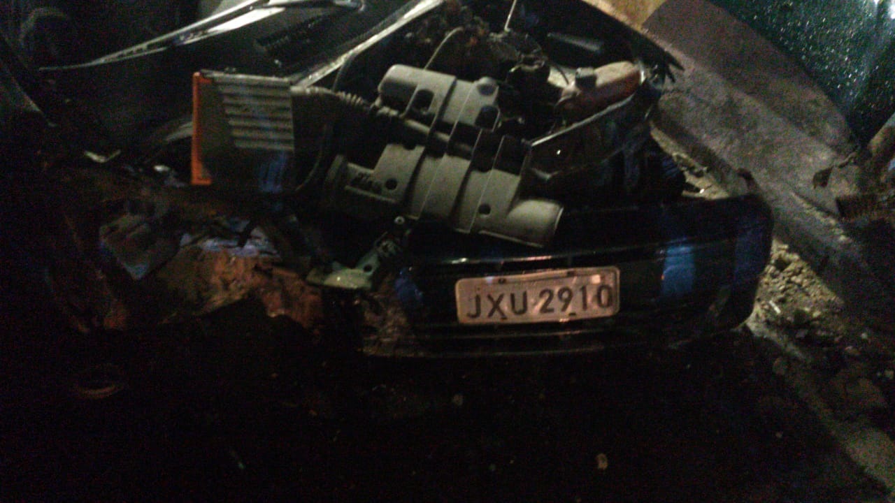Carro se choca contra passarela em grave acidente na Torquato Tapajós; dois ficam feridos Carro se choca contra passarela em grave acidente na Torquato Tapajós; dois ficam feridos