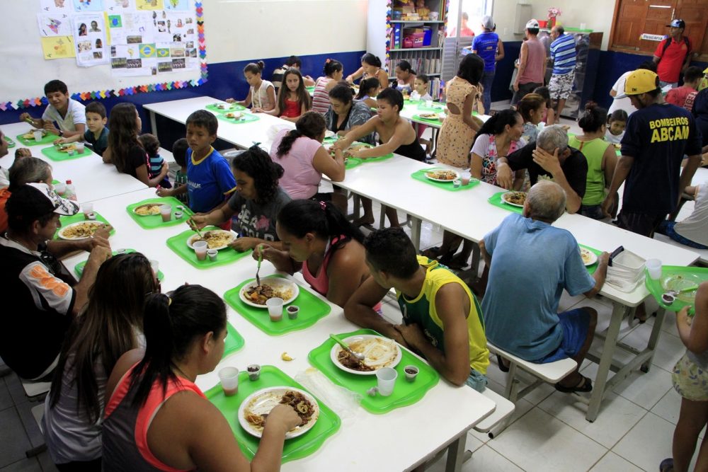 Prefeitura serve 2.200 refeições diárias em restaurantes e cozinhas comunitárias Prefeitura serve 2.200 refeições diárias em restaurantes e cozinhas comunitárias