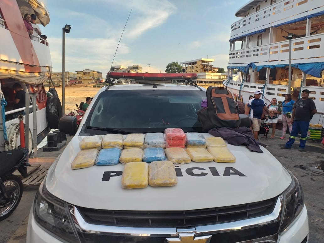 PM apreende 24kg de drogas em embarcação em Tefé após denúncia PM apreende 24kg de drogas em embarcação em Tefé após denúncia