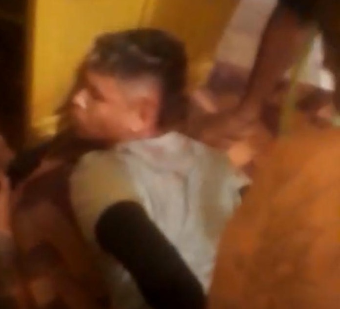 TORTURA Homem é brutalmente assassinado após ser flagrado fazendo pichação em muro de facção TORTURA Homem é brutalmente assassinado após ser flagrado fazendo pichação em muro de facção