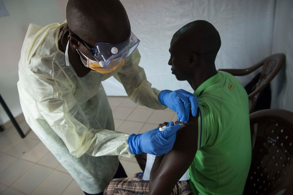 OMS comemora aprovação da primeira vacina contra o ebola OMS comemora aprovação da primeira vacina contra o ebola