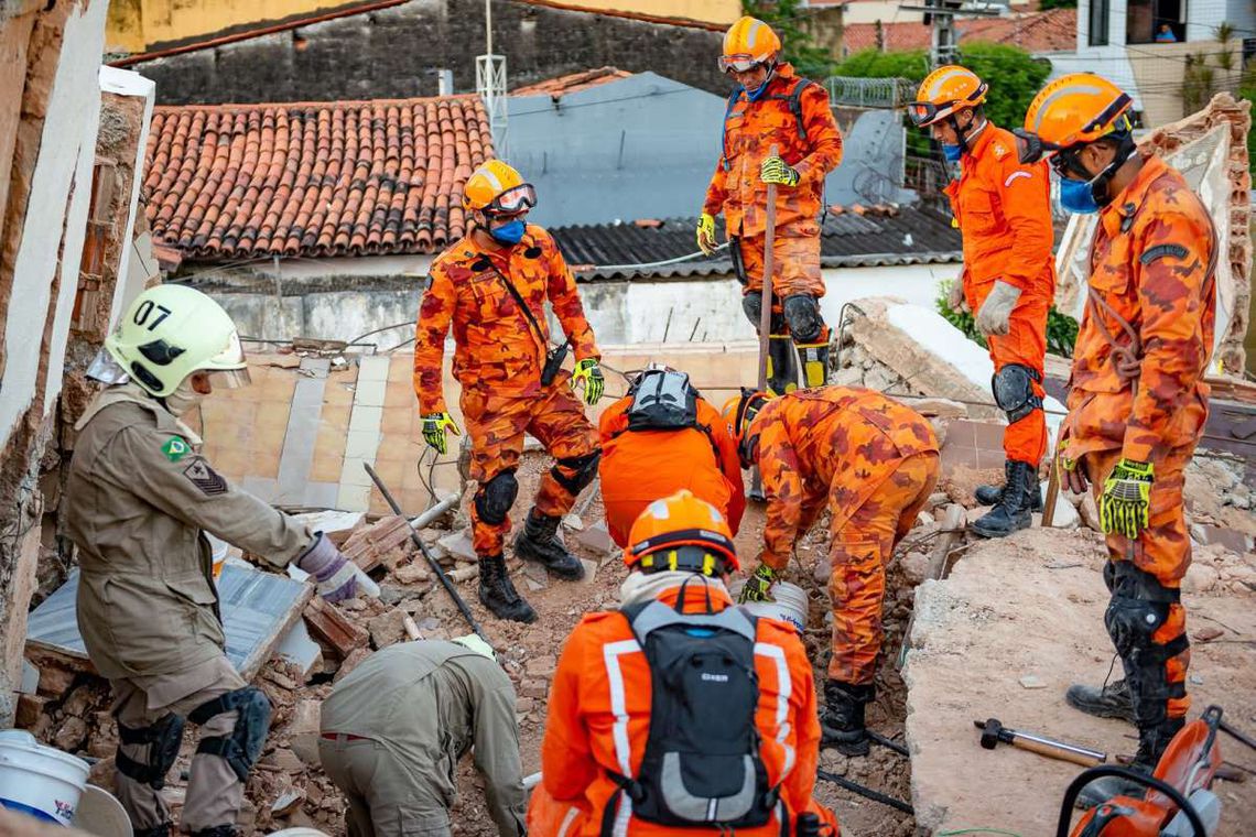 Bombeiros confirmam sétima morte em desabamento em Fortaleza Bombeiros confirmam sétima morte em desabamento em Fortaleza