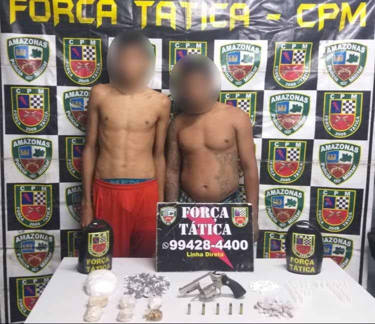 Dupla tenta fugir de PMs da Força Tática em beco, mas é presa com arma e drogas Dupla tenta fugir de PMs da Força Tática em beco, mas é presa com arma e drogas