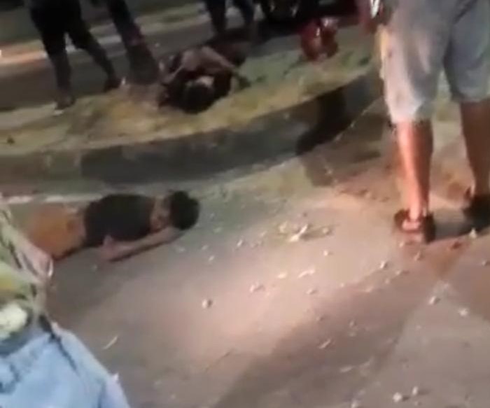 Arremessados de moto, dois morrem ao se chocaram com árvore no Planalto Arremessados de moto, dois morrem ao se chocaram com árvore no Planalto