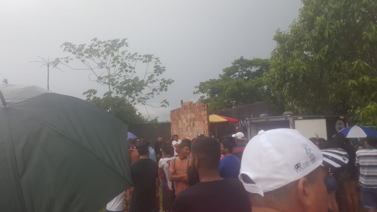 Enterrado pela metade, corpo é encontrado na zona Norte com os braços quebrados Enterrado pela metade, corpo é encontrado na zona Norte com os braços quebrados