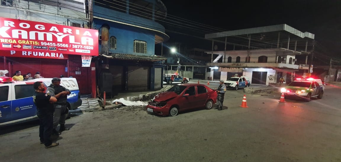 Moto se choca com carro em alta velocidade e dois morrem na Cosme Ferreira Moto se choca com carro em alta velocidade e dois morrem na Cosme Ferreira