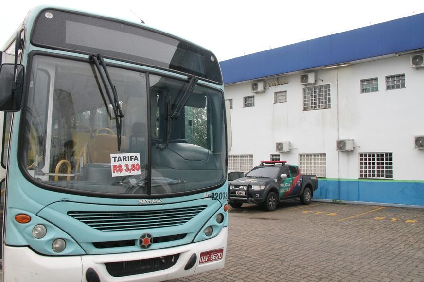 Bando assalta linha 306 e passageiro fica ferido após tiros no ônibus Bando assalta linha 306 e passageiro fica ferido após tiros no ônibus