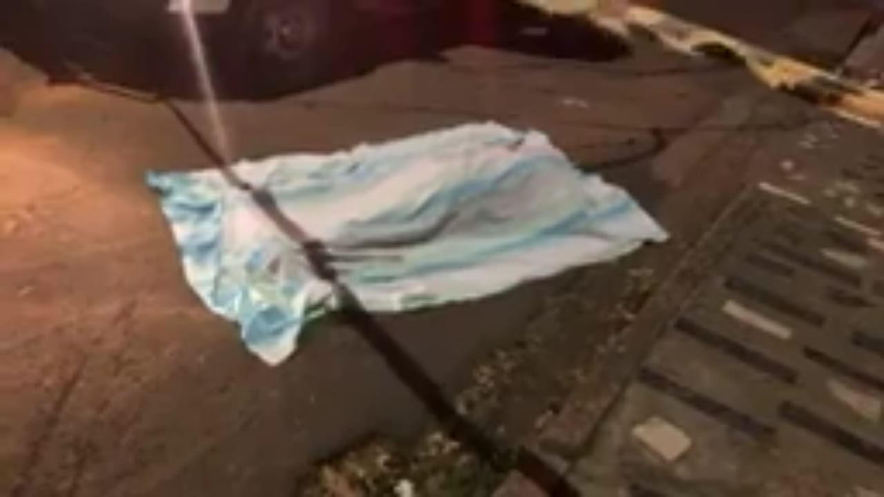 MORTE PEDE CARONA Mulher desce de carro e &eacute; executada pelos ocupantes do ve&iacute;culo