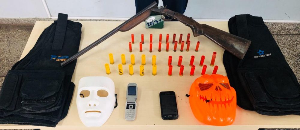 EM HOLLYWOOD Dupla &eacute; presa com m&aacute;scaras, arma e muni&ccedil;&otilde;es na BR-174