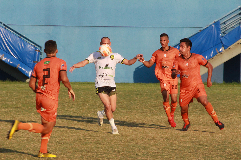 O Cliper Clube goleou o Holanda por 4 a 1 O Cliper Clube goleou o Holanda por 4 a 1