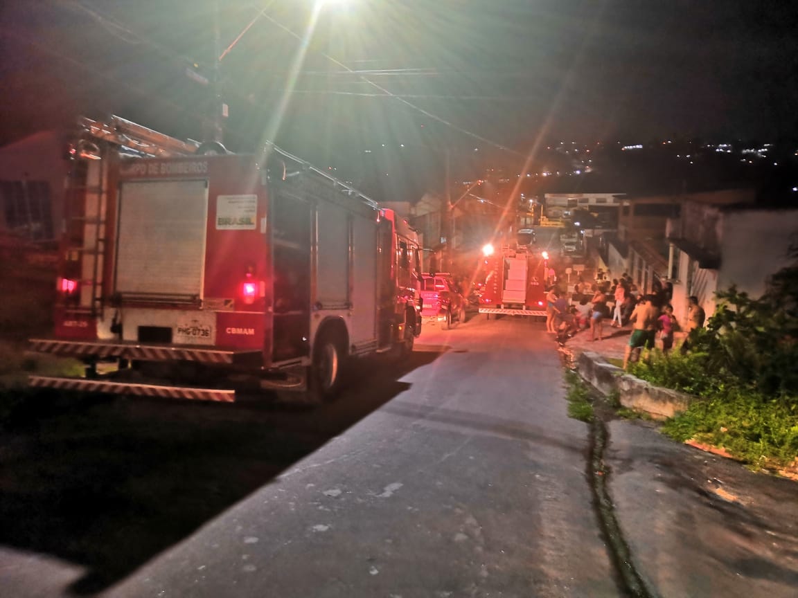 Inc&ecirc;ndio provoca danos em quarto de resid&ecirc;ncia na Pra&ccedil;a 14