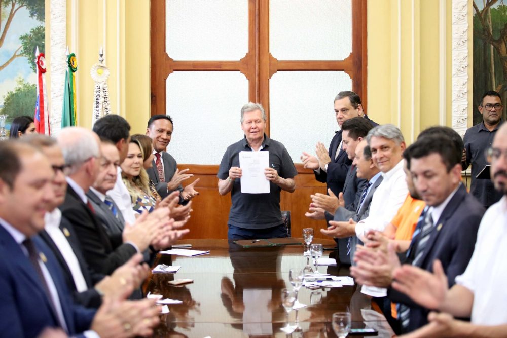 Prefeito divulga 37 novas leis de autoria parlamentar Prefeito divulga 37 novas leis de autoria parlamentar