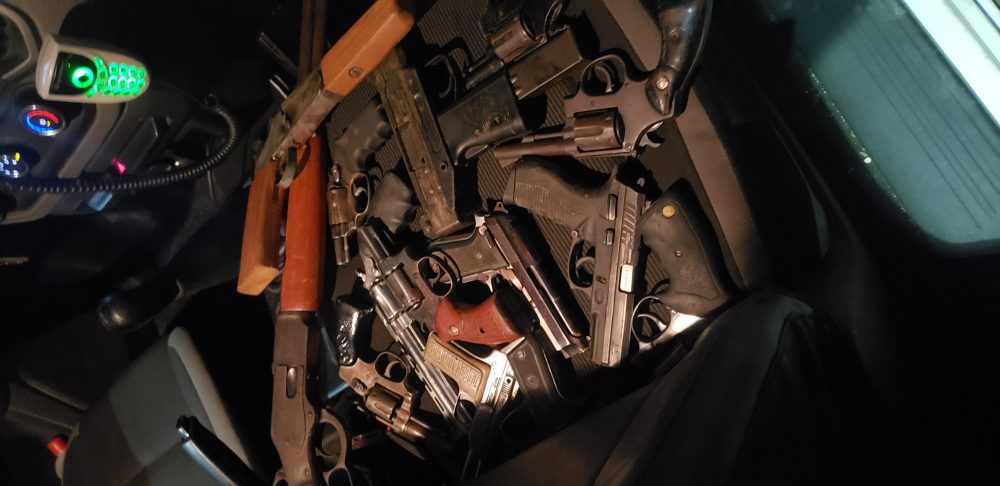ARSENAL Submetralhadora, pistolas, revólveres e espingarda estavam com 'bonde' morto em tiroteio ARSENAL Submetralhadora, pistolas, revólveres e espingarda estavam com 'bonde' morto em tiroteio