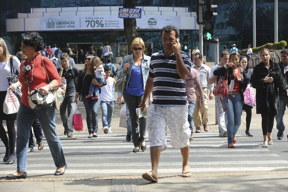 Taxa de desemprego no Brasil cai para 11,8%, revela IBGE Taxa de desemprego no Brasil cai para 11,8%, revela IBGE