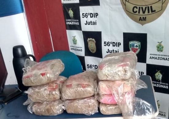 Entre carga de bananas, polícia apreende 9kg de maconha skunk em barco Entre carga de bananas, polícia apreende 9kg de maconha skunk em barco