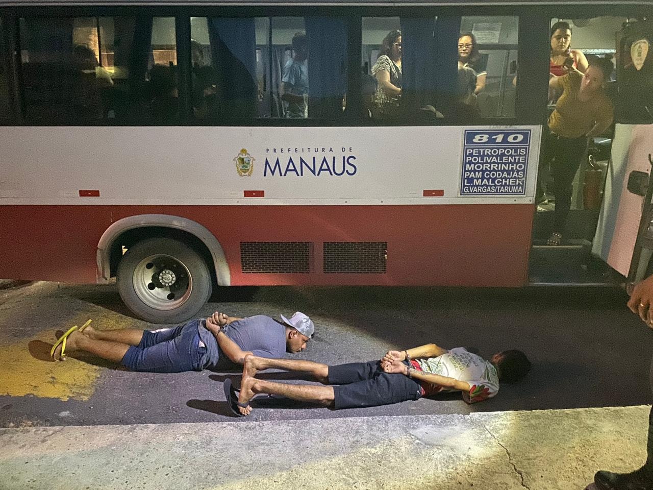 PEDIDO DE SOCORRO Motorista avisa e PMs frustram assalto a micro-&ocirc;nibus