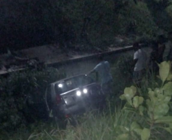 Mulher cai dentro de igarapé com carro e é resgatada pelos bombeiros Mulher cai dentro de igarapé com carro e é resgatada pelos bombeiros