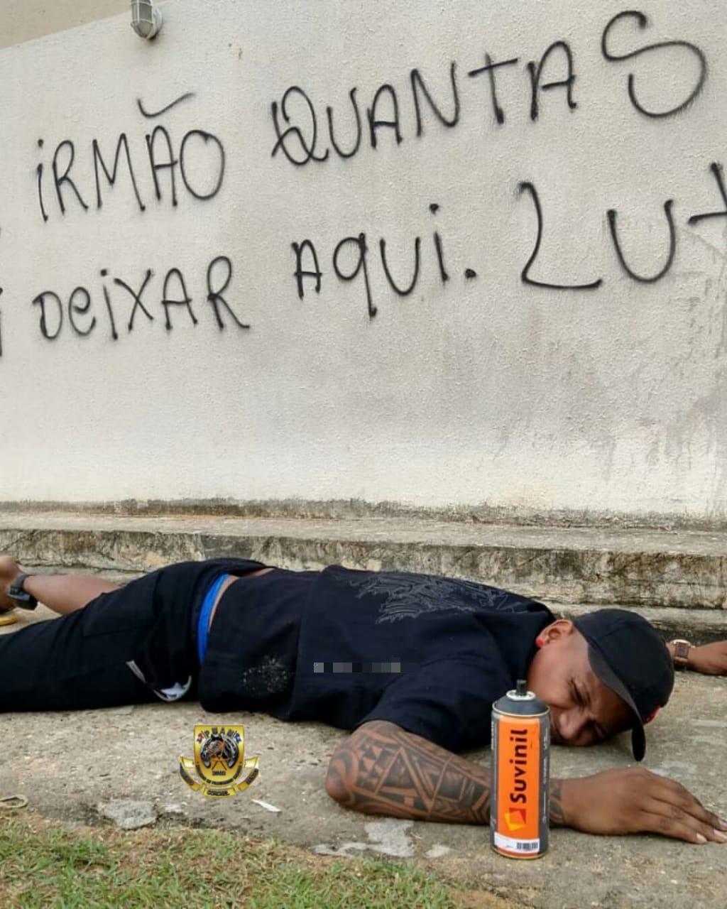 Detento é preso ao pichar homenagem a amigo morto em muro no Viver Melhor Detento é preso ao pichar homenagem a amigo morto em muro no Viver Melhor