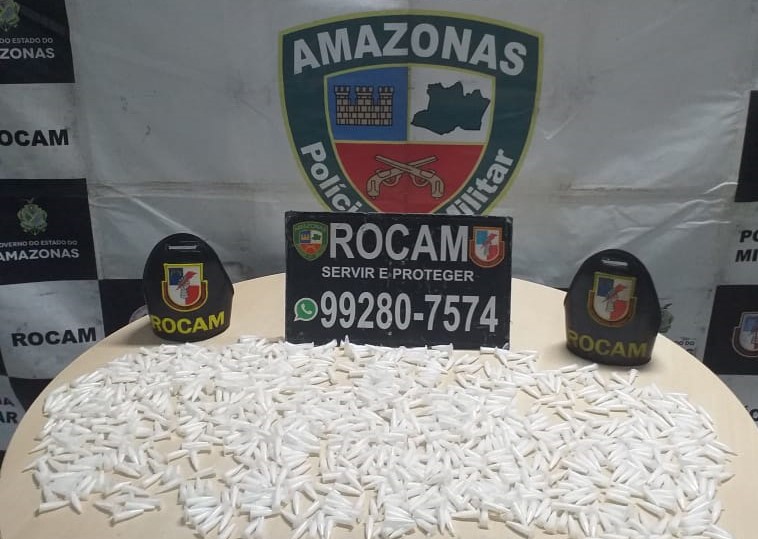 Casal é preso pela Rocam com quase 1.000 pinos de cocaína no Parque 10 Casal é preso pela Rocam com quase 1.000 pinos de cocaína no Parque 10