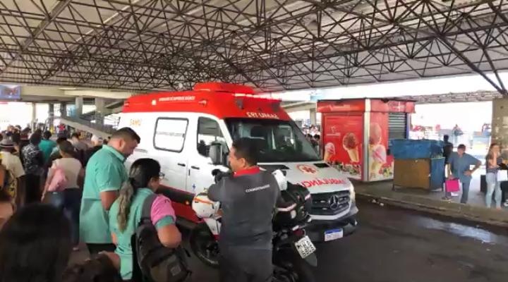 Mulher é atropelada por ônibus dentro do Terminal 3 Mulher é atropelada por ônibus dentro do Terminal 3
