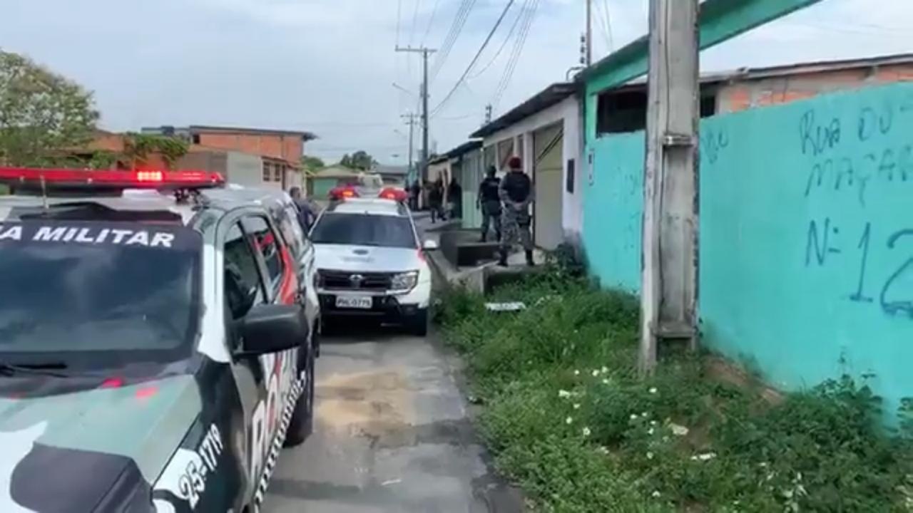 MIRA DE ARMA Menina &eacute; mantida ref&eacute;m por assaltante no Fazendinha