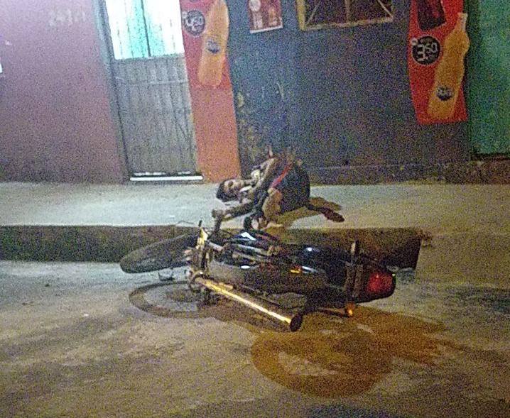 Motociclista é perseguido, colide com carro e acaba morto a tiros no Monte das Oliveiras Motociclista é perseguido, colide com carro e acaba morto a tiros no Monte das Oliveiras