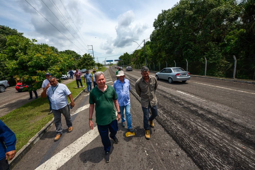 Estrada do aeroporto começa a ser totalmente recapeada pela Prefeitura no 'Requalifica' Estrada do aeroporto começa a ser totalmente recapeada pela Prefeitura no 'Requalifica'