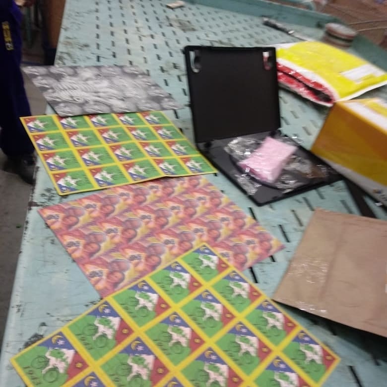 FARO FINO C&atilde;o da Receita Federal localiza ecstasy e LSD em encomendas
