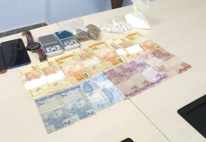 Homem vai buscar mais drogas para vender na Feira da Banana e é preso Homem vai buscar mais drogas para vender na Feira da Banana e é preso