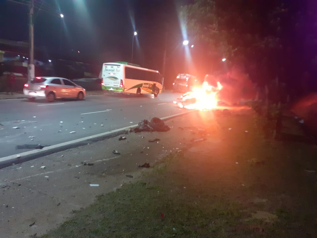 VE&Iacute;CULO EXPLODE Motorista morre ap&oacute;s capotar carro perto de viaduto