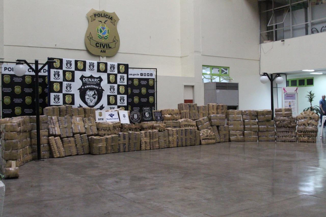 1,7 tonelada de skunk colombiano apreendido vale R$ 7 milhões; 5 pessoas são presas 1,7 tonelada de skunk colombiano apreendido vale R$ 7 milhões; 5 pessoas são presas
