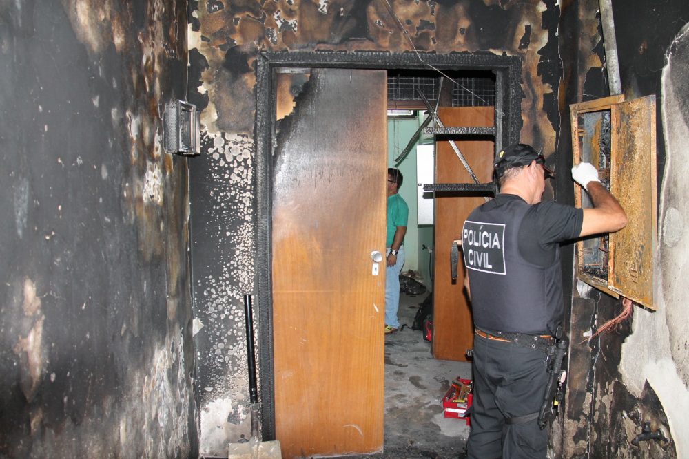 BRINCANDO COM FOGO Instalações elétricas improvisadas são principal causa de incêndio no AM BRINCANDO COM FOGO Instalações elétricas improvisadas são principal causa de incêndio no AM