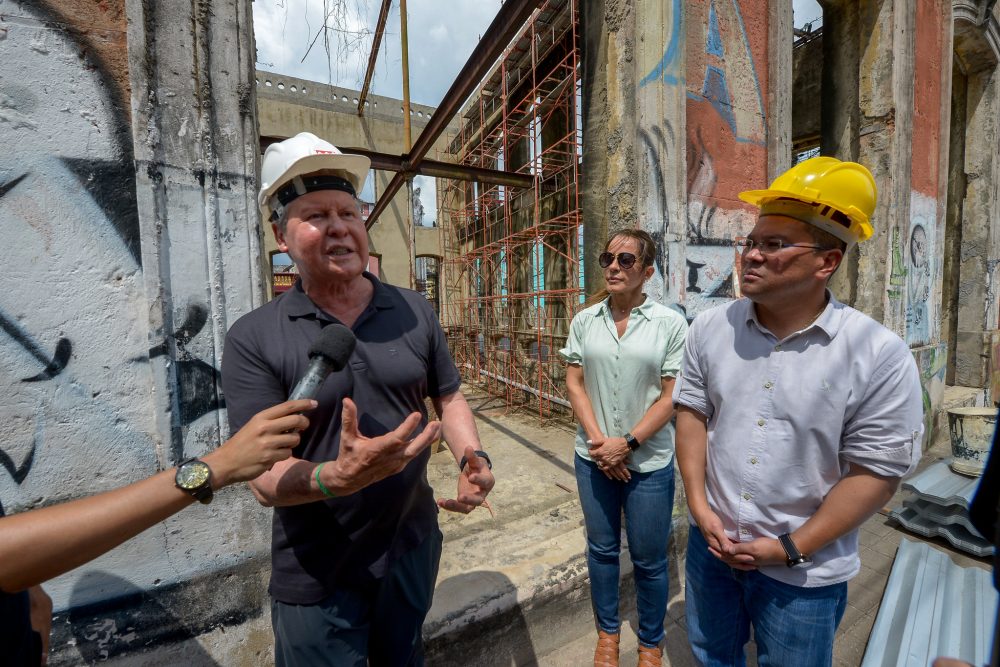 Prefeito visita obras de revitalização do centro histórico e anuncia restauro da praça Dom Pedro II Prefeito visita obras de revitalização do centro histórico e anuncia restauro da praça Dom Pedro II
