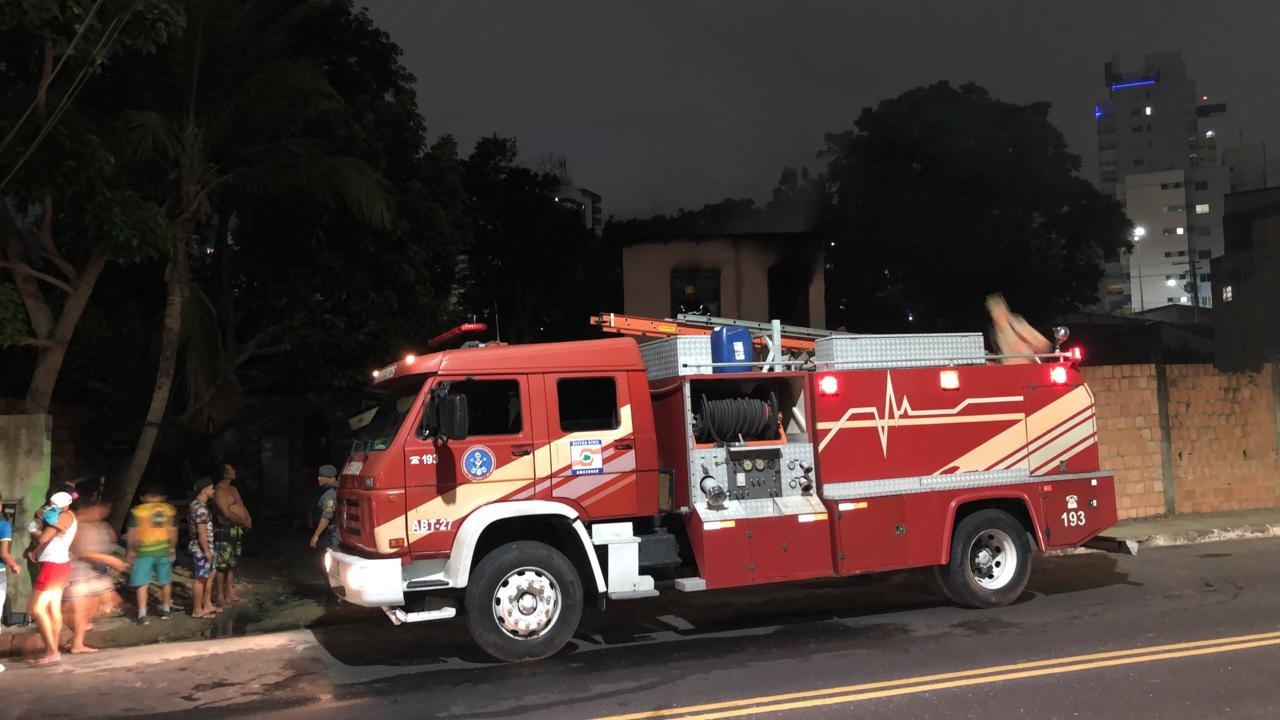 Casa pega fogo no Nossa Senhora das Gra&ccedil;as e assusta vizinhos